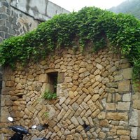 馬祖傳統建築。屋牆的部分，以大小石頭堆疊而成，屬於亂石砌，屋頂的部分，