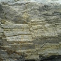 有別於多數馬祖地區的岩層，西莒島某些區塊的岩層當初曾經受到「火成作用」，岩漿噴出地表附近再冷卻凝固形成「流紋岩」。它最大特徵之一是表面有流紋狀組織，且不易見到岩漿因慢速冷凝而結晶大的礦物顆粒。