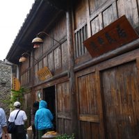 Many homestay operators have transformed traditional Mindong buildings into backpackers' inns and provided work-for-work accommodation services, attracting many young ethnic groups, even international tourists, and injecting young vitality into the quaint traditional Matsu buildings.
