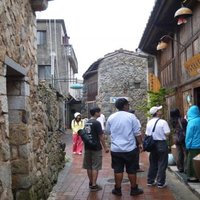 Many homestay operators have transformed traditional Mindong buildings into backpackers' inns and provided work-for-work accommodation services, attracting many young ethnic groups, even international tourists, and injecting young vitality into the quaint traditional Matsu buildings.