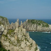 Under the long-term impact of the monsoon winds and seawater erosion and the lifting and decompression of rock formations, Mazu was easily affected by camp forces, causing vertical and horizontal cracks, like the stone forest in Chinese painting. The surface of the rock formation on the sea cliff near Yanxiu Bay near Yanxiu Bay was eroded and cut into a layered natural landscape, thus earning the reputation of 