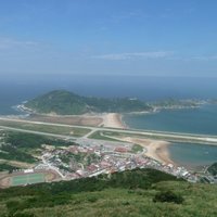 Beiganbi Mountain is about 298 meters above sea level and is the first peak of the Matsu Islands. Therefore, it has a wide view. Began Airport, Tangqi Village, and Tanghou Road beach connecting Dawo Mountain at the foot of the mountain have a clear view. In addition, Nakajima in the sea , Xiaoqiu, Gao Deng, Shiyu and other small islands are even smaller; at the same time, they can overlook the panorama of Beigan's bay and the cape.