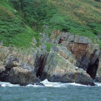 Although the west coast of Qingshuiao is not a place often visited by tourists, due to the effects of day and night waves and tides, hard rocks are also recessed by seawater to form many sea erosion trenches. Caves, where the continuous sea erosion caves appear in the photos, are quite difficult to see.