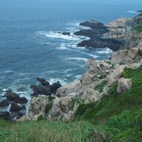 Although the sea cliffs near the No. 6 Cape Dawoshan are not very steep, but the horizon is wide, you can browse the airport, small islands in the sea such as: Nakashima, Big and Small Hills, Shiyu and so on. The sea erosion landscape on the coast of No. 6 is very remarkable. The continuous sea erosion ditch has long and short sea erosion caves, and the rocks have been eroded and weathered by seawater to form vertical and horizontal joints.
