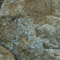 組成馬祖地區最主要的岩層就屬花岡岩了，花岡岩是岩漿向上湧升時於地下深處就逐漸冷卻凝固形成的火成岩，因此，在火成岩的分類中，是為深成岩。因為地下深處溫度較高、壓力較大，所以冷卻速度較慢，熔點高的礦物就先結晶析出，因此常可見到不同顏色和形狀的礦物結晶存於岩石中，更由於其內礦物種類和含量比例的不同，呈現出類型不同的花岡岩。