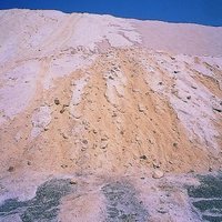 近看鹽山，最上層鹽山的年代較新的鹽成純白色，中間的鹽則因為灰塵與降雨時的沈積物污染而呈現淡黃色，最下層部分則因為時間較久，已經轉變成灰黑色，與一般沙粒無異。