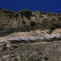 這裡的岩層稱為澎湖層，是由玄武岩熔岩流、風化土壤層以及砂泥岩疊置而成。火山活動約開始於一千八百萬年前，經多次噴發而終止於大約距今八百萬年前。我們可以在島上清楚觀察到二至三層的熔岩堆疊著，中間夾著含砂泥的岩層。這種澎湖層在漁翁島上最為清晰，故又稱為「漁翁島層」。