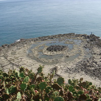 銅板島上方的Lotus平台：
群島的火山圓頂經歷了嚴重的風化和侵蝕。 因此，要識別它們的獨特特性並不容易。 幾個地點似乎是火山的圓頂。 例如，銅盤的Lotus平台。
